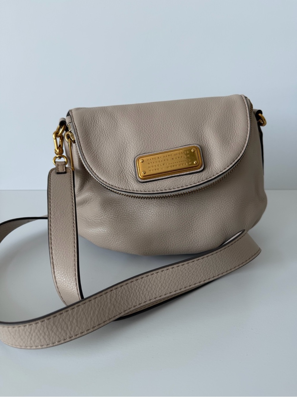 MARC BY MARC JACOBS Classic Q Natasha Leather Crossbody Bag in Taupe